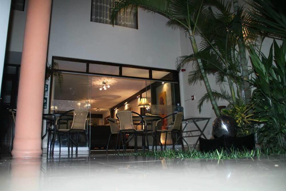 Hotel Las Condes Trujillo Extérieur photo